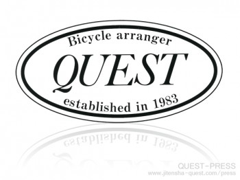 今ではすっかりおなじみのQUESTロゴステッカー。
